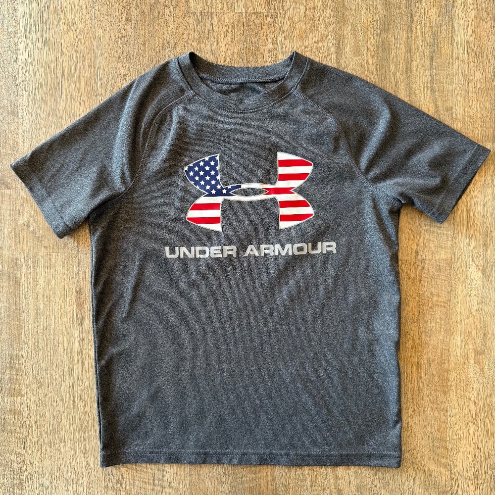 EUC Under Armour USA loose fit heat gear dri fit tee size youth small